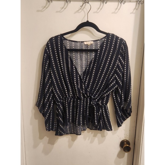 Black Tops - Blush 🖤 J  Medium‎ Black/white Flowers Wide Sleeve Elastic Waist Cropped Blouse